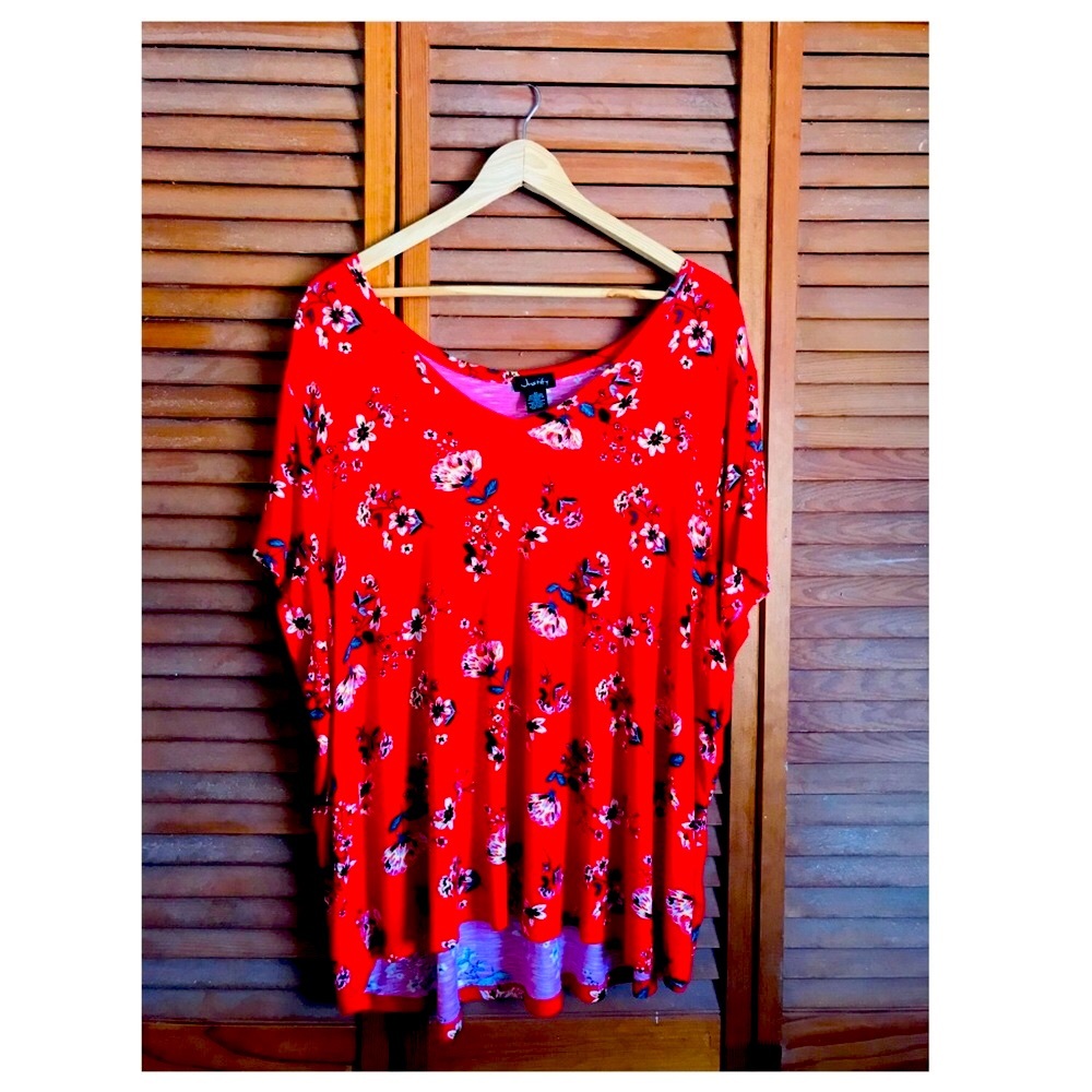Justify Red Floral Short-sleeved V-neck Tee